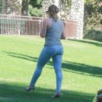 Hilary-Duff-butt-tight-pants