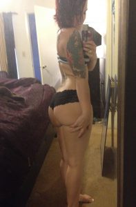 booty-in-lace-panties-selfie
